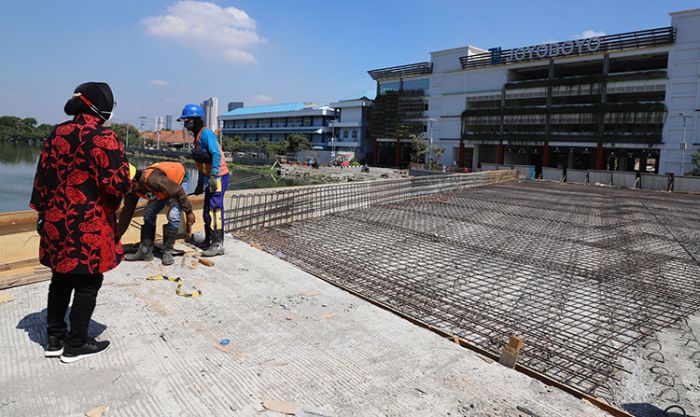 Pengecoran Jembatan Tuntas, Wali Kota Risma Jalan Kaki Menuju ke Terminal Joyoboyo