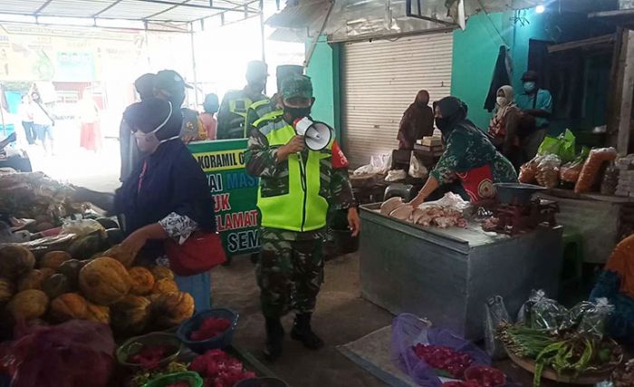 Covid-19 di Ngawi Menunjukkan Tren Kenaikan, Anggota TNI Blusukan Sosialisasikan Prokes Covid-19 di Ngawi Menunjukkan Tren Kenaikan, Anggota TNI Blusukan Sosialisasikan Prokes