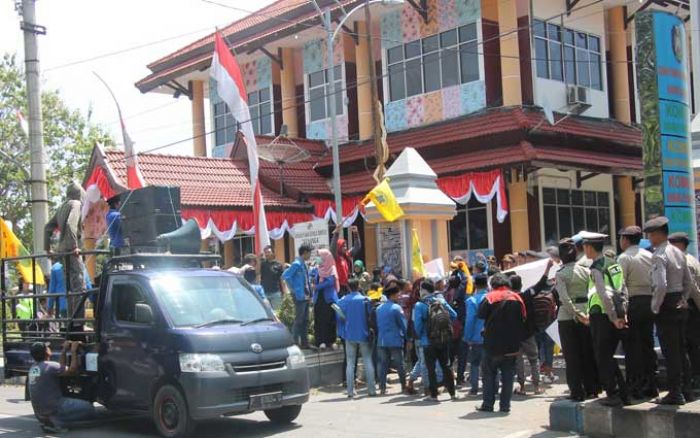 Tolak FDS PMII Situbondo Gelar Aksi Turun Jalan Tolak FDS PMII Situbondo Gelar Aksi Turun Jalan