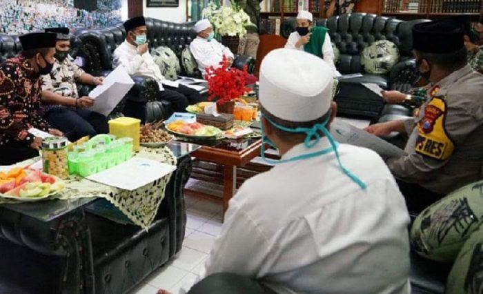 Bupati Sumenep Ajak Pimpinan Ponpes Terapkan Protokol Kesehatan saat New Normal Diberlakukan Bupati Sumenep Ajak Pimpinan Ponpes Terapkan Protokol Kesehatan saat New Normal Diberlakukan