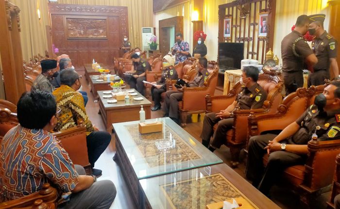 Kajati Jatim Silaturahmi ke Pimpinan Dewan, Sahat: Kami Dukung Restorative Justice Kajati Jatim Silaturahmi ke Pimpinan Dewan, Sahat: Kami Dukung Restorative Justice