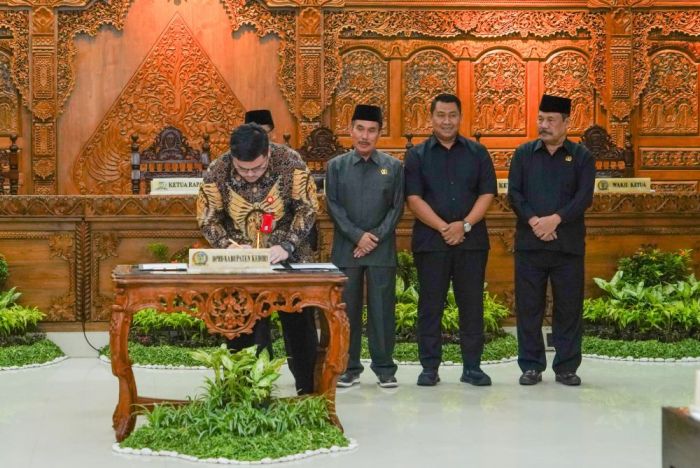 Pemkab dan DPRD Kabupaten Kediri Sepakati Bersama Raperda Perubahan APBD 2025