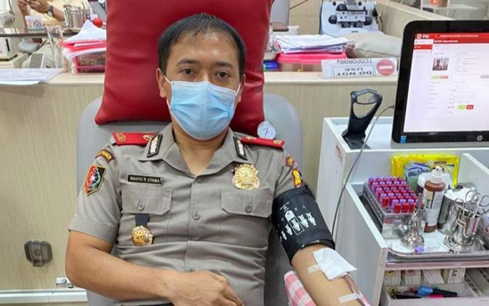 Bentuk Kepedulian Sesama, Mantan Wakapolres Jombang Donor Darah Bentuk Kepedulian Sesama, Mantan Wakapolres Jombang Donor Darah