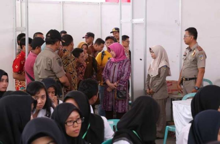Bupati Kediri Pantau Langsung Pelaksanaan Tes CPNS Bupati Kediri Pantau Langsung Pelaksanaan Tes CPNS