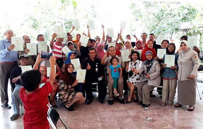 Warga Manyar Sabrangan Terima Sertifikat Tanah Gratis dari Program PTSL Warga Manyar Sabrangan Terima Sertifikat Tanah Gratis dari Program PTSL