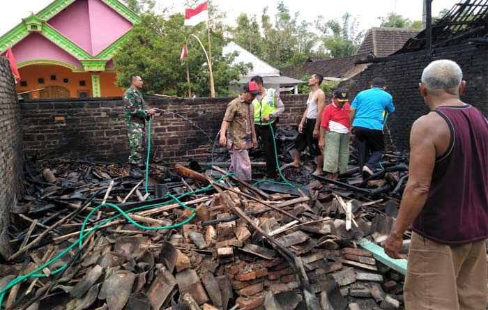 Lupa Matikan Tungku, Rumah Kakek 90 Tahun di Ngawi Terbakar Lupa Matikan Tungku, Rumah Kakek 90 Tahun di Ngawi Terbakar