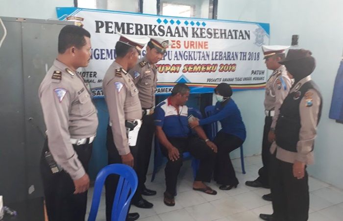 Sopir Angkutan di Terminal Ronggosukowati Pamekasan Lakukan Tes Urine Sopir Angkutan di Terminal Ronggosukowati Pamekasan Lakukan Tes Urine