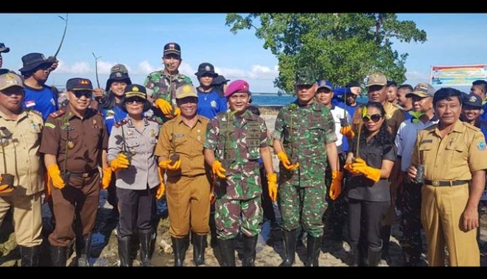 Lanal Melonguane Tanam Bibit Mangrove Bersama Forkopimda dan Masyarakat Talaud