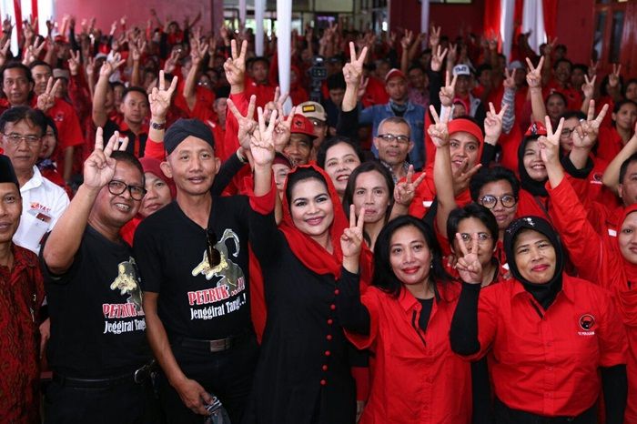 Bertemu Kader PDIP Malang, Puti Guntur: Pak Jokowi di Belakang Kita Bertemu Kader PDIP Malang, Puti Guntur: Pak Jokowi di Belakang Kita