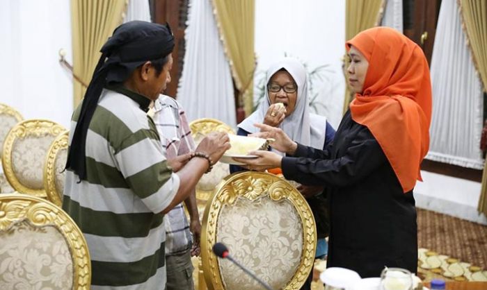 Temui Pendemo Tambang di Grahadi, Khofifah Pakai Diplomasi Buah Durian Temui Pendemo Tambang di Grahadi, Khofifah Pakai Diplomasi Buah Durian