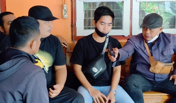 Di Ponorogo, Warga Amankan Mobil Bawa Uang Ratusan Juta Diduga untuk Money Politics, 1 Pelaku Kabur Di Ponorogo, Warga Amankan Mobil Bawa Uang Ratusan Juta Diduga untuk Money Politics, 1 Pelaku Kabur