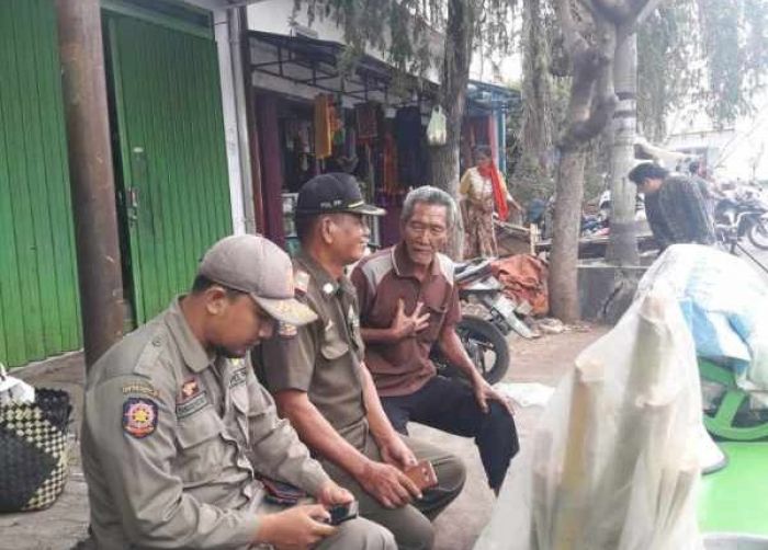 Satpol PP Kota Pasuruan Tertibkan PKL di Kawasan Stasiun Melalui Mediasi Satpol PP Kota Pasuruan Tertibkan PKL di Kawasan Stasiun Melalui Mediasi