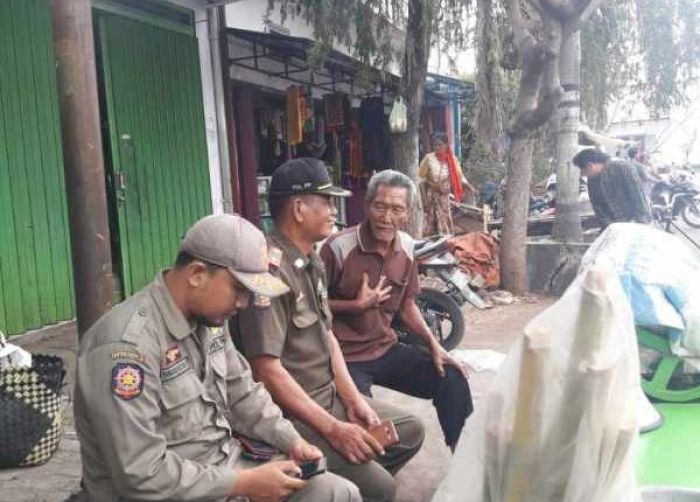 Satpol PP Kota Pasuruan Tertibkan PKL di Kawasan Stasiun Melalui Mediasi