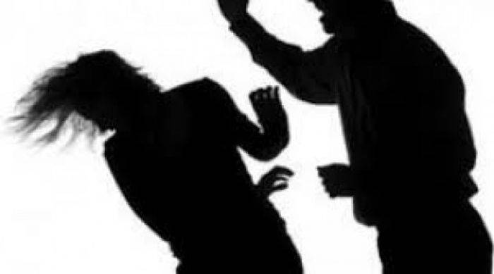 Perempuan Paruh Baya di Sambilawang Mojokerto ini Dihajar Tetangganya hingga Bonyok Perempuan Paruh Baya di Sambilawang Mojokerto ini Dihajar Tetangganya hingga Bonyok