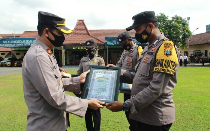 Bhabinkamtibmas yang Bantu Bedah Rumah Warga Dengan Uang Pribadi, Terima Reward dari Kapolres Bhabinkamtibmas yang Bantu Bedah Rumah Warga Dengan Uang Pribadi, Terima Reward dari Kapolres