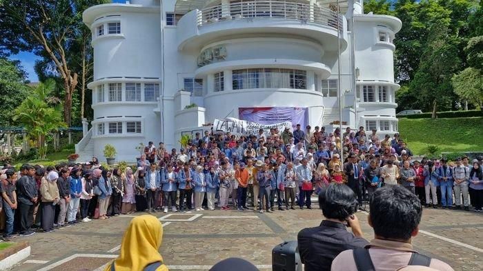 Pernyataan Sikap UPI Bandung dalam Petisi Bumi Siliwangi sebagai Seruan Pemerintahan Netral Pernyataan Sikap UPI Bandung dalam Petisi Bumi Siliwangi sebagai Seruan Pemerintahan Netral