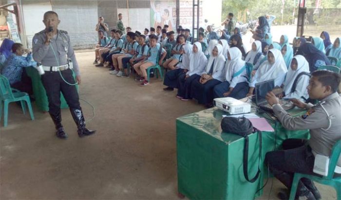 TMMD Kodim Sampang Sosialisasikan Tertib Berlalu Lintas: Jangan Pakai Helm Bangunan TMMD Kodim Sampang Sosialisasikan Tertib Berlalu Lintas: Jangan Pakai Helm Bangunan