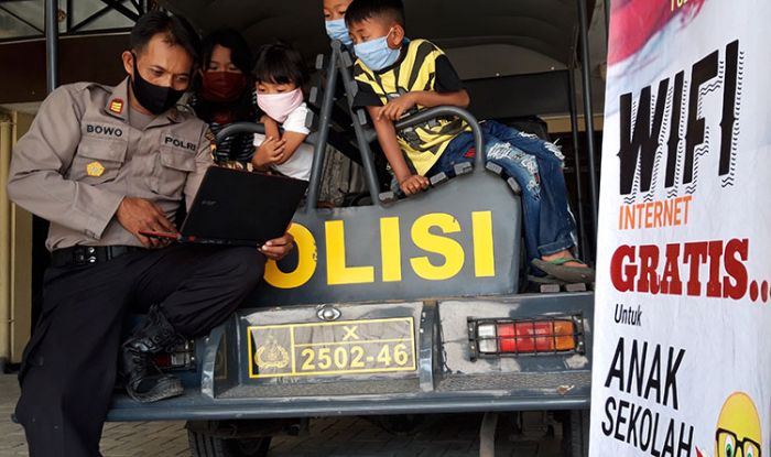 Terenyuh Melihat Siswa Sering Turun Gunung untuk Belajar Daring, Kapolsek Puncu Beri Wifi Gratis