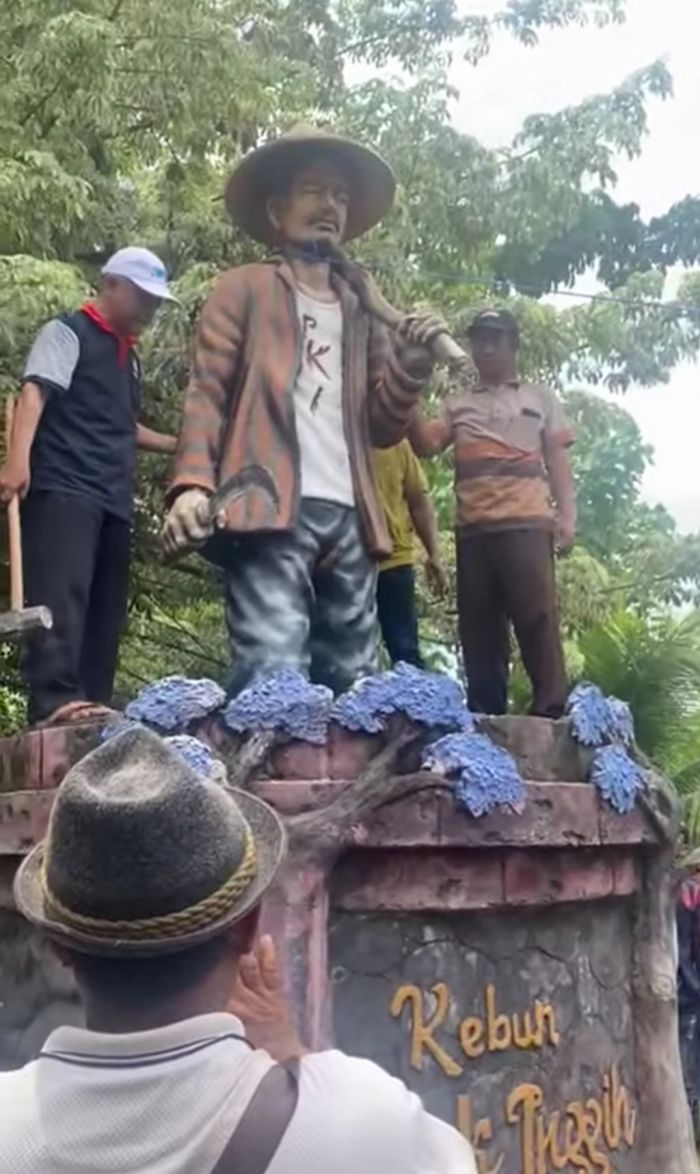 Geram karena Simbol Keangkuhan, Warga Desa Sekapuk Gresik Robohkan Patung Mantan Kades Geram karena Simbol Keangkuhan, Warga Desa Sekapuk Gresik Robohkan Patung Mantan Kades