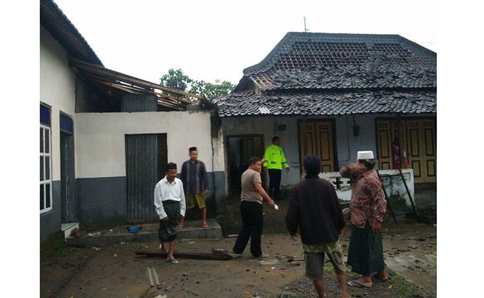 Puting Beliung Terjang 8 Rumah di Selopuro Blitar Puting Beliung Terjang 8 Rumah di Selopuro Blitar
