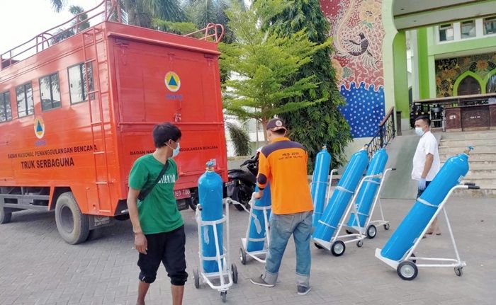 BPBD dan FRPB Pamekasan Bantu Distribusi Tabung Oksigen untuk Penderita Covid-19