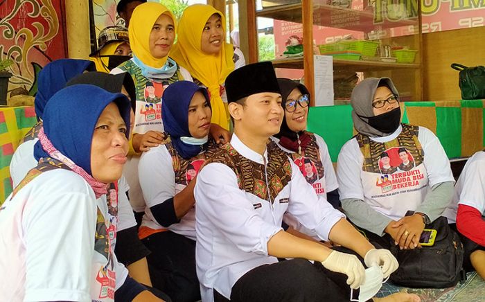 Kampanye di Desa Tumpuk, Cabup Arifin Disambati Para Petugas Posyandu Kampanye di Desa Tumpuk, Cabup Arifin Disambati Para Petugas Posyandu