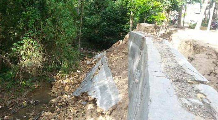 Plengsengan Ambrol di Sumenep Dibiarkan, Tunggu Korban? Plengsengan Ambrol di Sumenep Dibiarkan, Tunggu Korban?