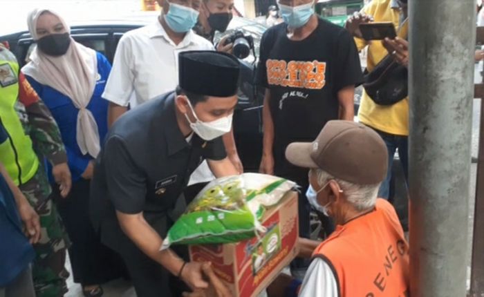 Lanjutkan Aksi, Gus Barra Gelar Bagi-Bagi Paket Sembako di Pasar Dlanggu