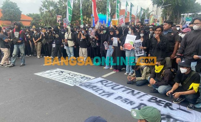 Unjuk Rasa Massa Gabungan Tolak UU TNI di Depan Grahadi Diwarnai Aksi Bakar Ban