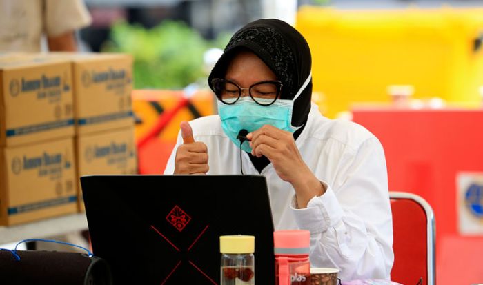 Risma Paparkan Kebijakan Penanganan Covid-19 ke DPRD Surabaya via Teleconference Risma Paparkan Kebijakan Penanganan Covid-19 ke DPRD Surabaya via Teleconference