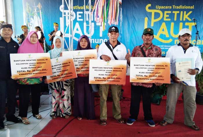 Khofifah Kirim Bantuan KUBE Bagi Nelayan Muncar Khofifah Kirim Bantuan KUBE Bagi Nelayan Muncar