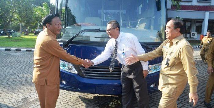 Bus Lama Belum Dioperasikan, Bupati Gresik Terima Bantuan Bus Lagi Bus Lama Belum Dioperasikan, Bupati Gresik Terima Bantuan Bus Lagi