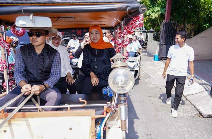 Ke Pasar Jumat Legi, Khofifah Naik Delman Borong Jajanan Mochi hinggal Cenil Kreasi Warga Lokal Ke Pasar Jumat Legi, Khofifah Naik Delman Borong Jajanan Mochi hinggal Cenil Kreasi Warga Lokal