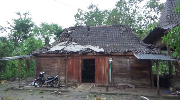 Angin Kencang Rusak Puluhan Rumah di Ngawi, Warga Panik Selamatkan Diri