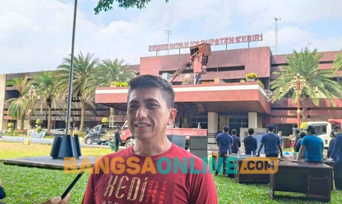 Pemkab Kediri dan Relawan Bersihkan Kantor Pascakerusuhan, Warga Diajak Gotong Royong Pemkab Kediri dan Relawan Bersihkan Kantor Pascakerusuhan, Warga Diajak Gotong Royong