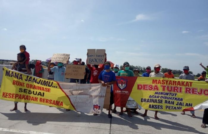 Petani Desa Turi Rejo Gresik Demo Proyek Tol KLBM Petani Desa Turi Rejo Gresik Demo Proyek Tol KLBM