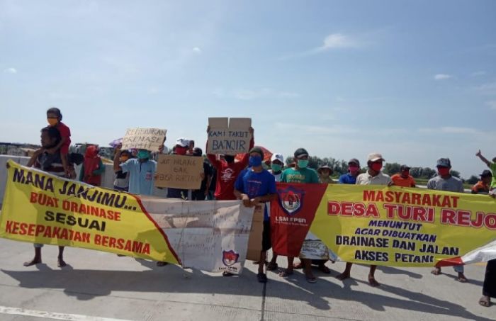 Petani Desa Turi Rejo Gresik Demo Proyek Tol KLBM