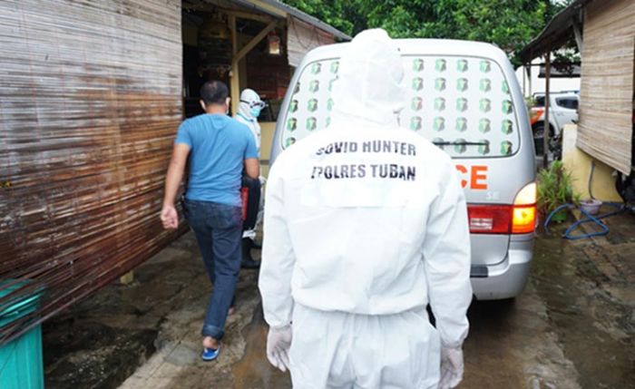 ​Nekat Isolasi Mandiri, Dua Pasien Covid-19 di Tuban Dievakuasi ke Rumah Karantina