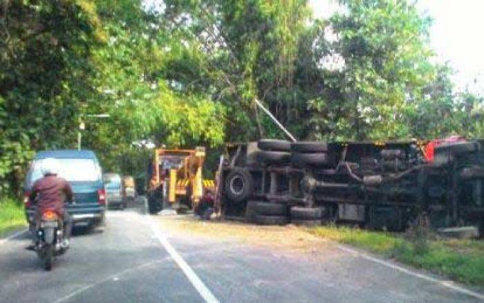 Truk Terguling di Blega Bangkalan, Beras Bulog Berserakan Truk Terguling di Blega Bangkalan, Beras Bulog Berserakan