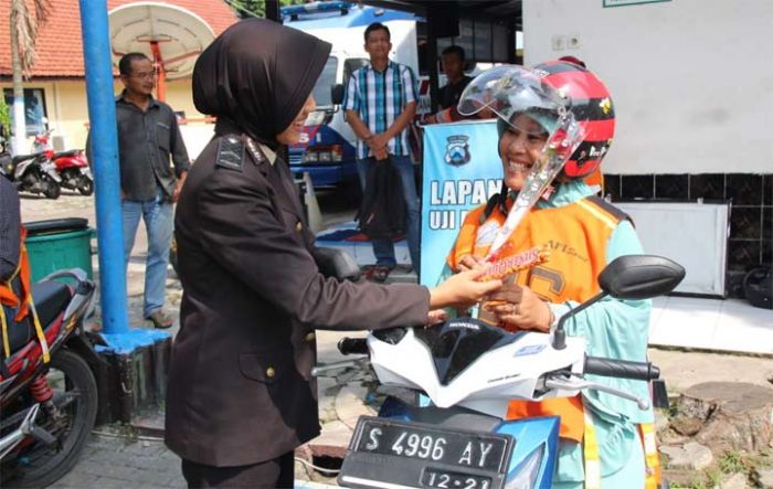 Hari Ibu, Satlantas Polres Bojonegoro Bagi-bagi Coklat dan Bunga