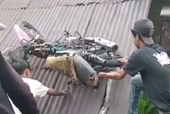 Diduga Rem Blong, Motor Pengangkut Galon di Jakarta Selatan ‘Nyangkut’ di Atap Rumah Warga Diduga Rem Blong, Motor Pengangkut Galon di Jakarta Selatan ‘Nyangkut’ di Atap Rumah Warga