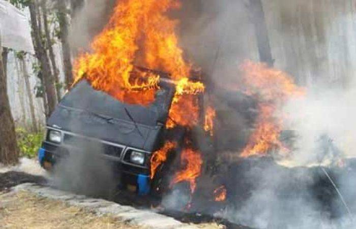 Lewat Daerah Kebakaran Hutan, Pick Up Bermuatan Jerami di Tuban ini Ikut Terbakar Lewat Daerah Kebakaran Hutan, Pick Up Bermuatan Jerami di Tuban ini Ikut Terbakar