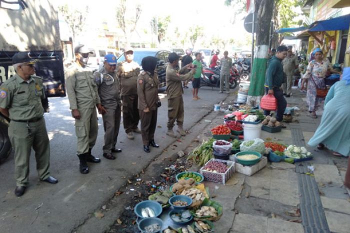 Satpol PP Pamekasan Berikan Imbauan kepada Pedagang yang Merembet di Bahu Jalan Satpol PP Pamekasan Berikan Imbauan kepada Pedagang yang Merembet di Bahu Jalan