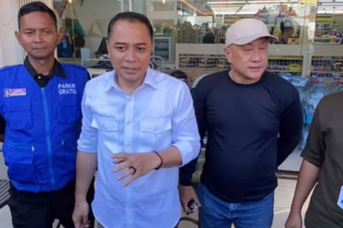 Jukir Resmi di Jalan Kartini Surabaya Diintimidasi Preman, Ini Kata Eri Cahyadi Jukir Resmi di Jalan Kartini Surabaya Diintimidasi Preman, Ini Kata Eri Cahyadi