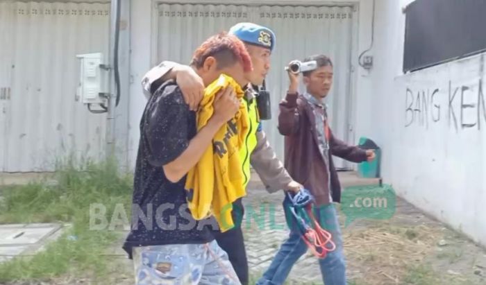 Bawa Sajam, Satu Supporter di Dekat Stadion Soepriadi Diamankan Bawa Sajam, Satu Supporter di Dekat Stadion Soepriadi Diamankan