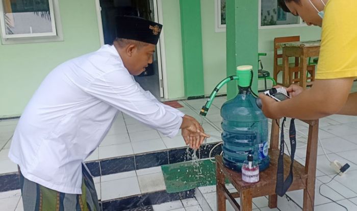 Siswa SMK di Jember Ini Manfaatkan Galon dan Selang Bekas Jadi Siswa SMK di Jember Ini Manfaatkan Galon dan Selang Bekas Jadi
