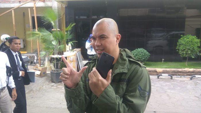 Didampingi Dul, Ahmad Dhani Datangi Cyber Crime Polda Jatim Didampingi Dul, Ahmad Dhani Datangi Cyber Crime Polda Jatim