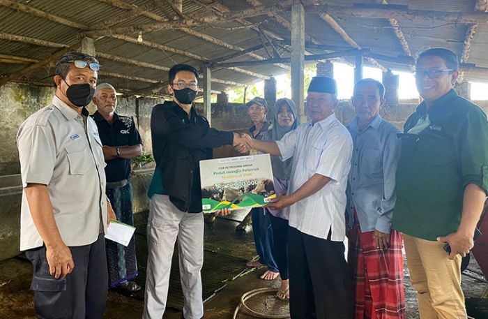 Petrokimia Gresik Salurkan Dana Rp150 juta untuk Peternak Sapi Terdampak PMK Petrokimia Gresik Salurkan Dana Rp150 juta untuk Peternak Sapi Terdampak PMK