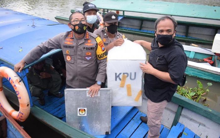 Kendarai Trail dan Naik Perahu, Kapolresta Sidoarjo Cek TPS di Wilayah Terpencil Kendarai Trail dan Naik Perahu, Kapolresta Sidoarjo Cek TPS di Wilayah Terpencil