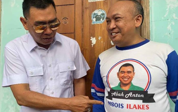 Blusukan ke Ngaglik, Abah Anton Ditunjukkan Kaos saat Kampanye 2013 Blusukan ke Ngaglik, Abah Anton Ditunjukkan Kaos saat Kampanye 2013